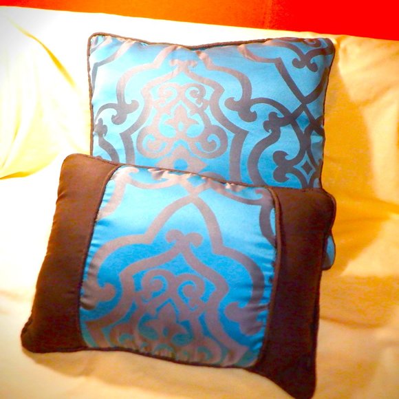 ~~~ SET of 2 ~ Decor PILLOWS ~~~ Only Used for Staging ~ CLEAN! - Picture 1 of 1